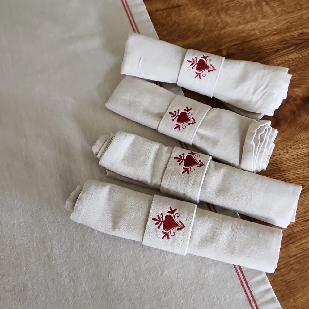 Walten 100% Cotton Table Runner with 4 matching cloth napkins measures 50